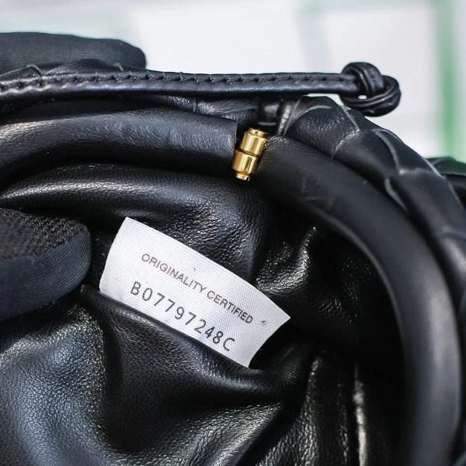 Batch 1260 Real shots👇Large plaid weaving The pouch cloud bag is the first series designed by former Celine designer Daniel Lee after joining BV. The upper body is extremely ecstatic ~ fashionable and classy ~ elegant and concise, lazy and intellectual size: 23*13*8 [Little Cloud Rough Weave#]